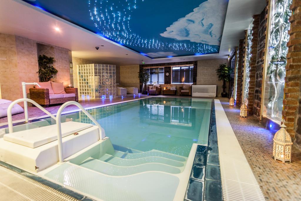 Airport View Hotel And Secret Spa Lusk Екстер'єр фото