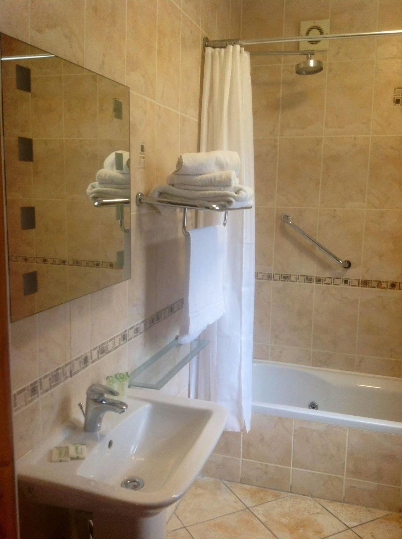 Airport View Hotel And Secret Spa Lusk Екстер'єр фото