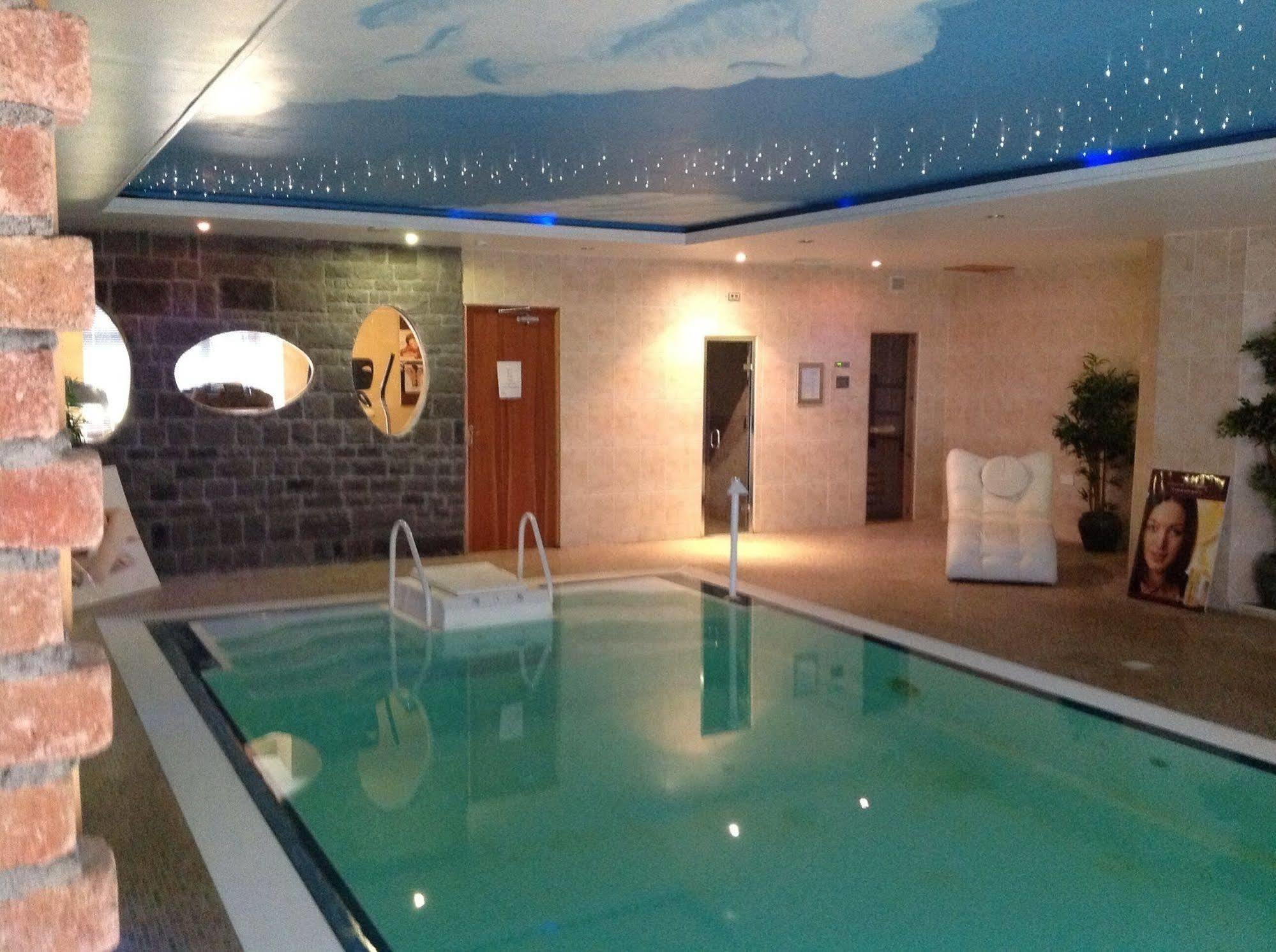 Airport View Hotel And Secret Spa Lusk Екстер'єр фото