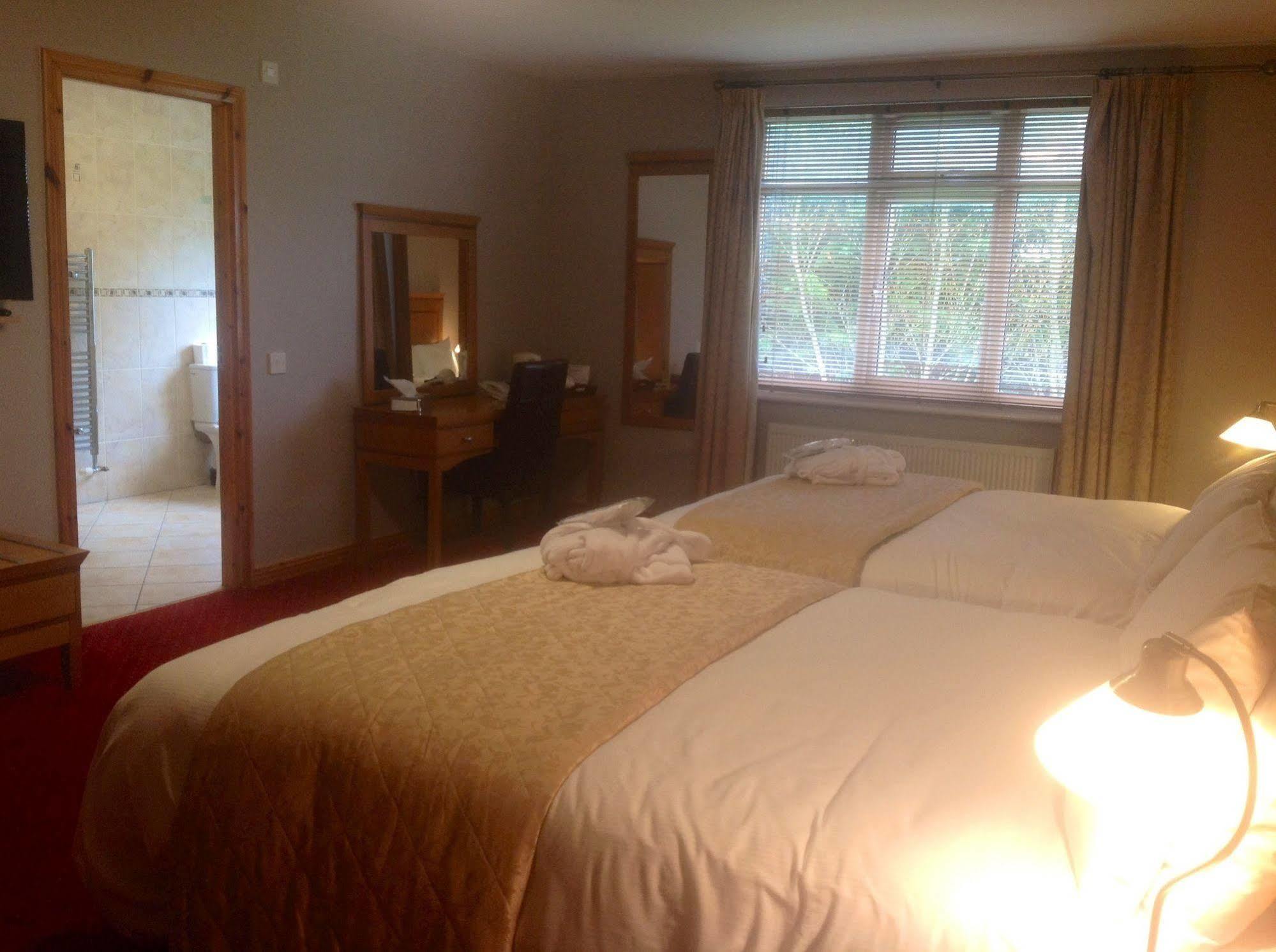 Airport View Hotel And Secret Spa Lusk Екстер'єр фото
