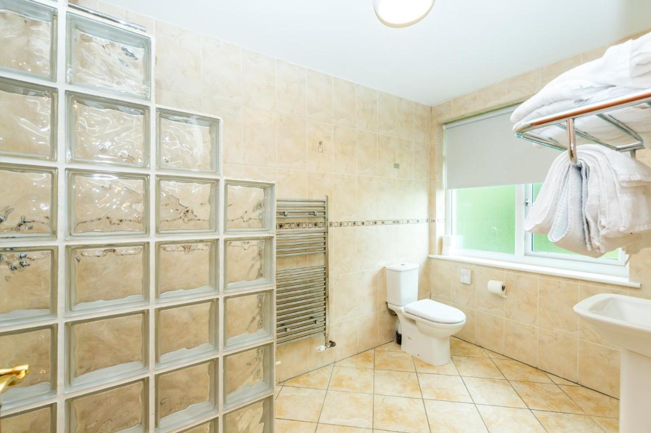 Airport View Hotel And Secret Spa Lusk Екстер'єр фото