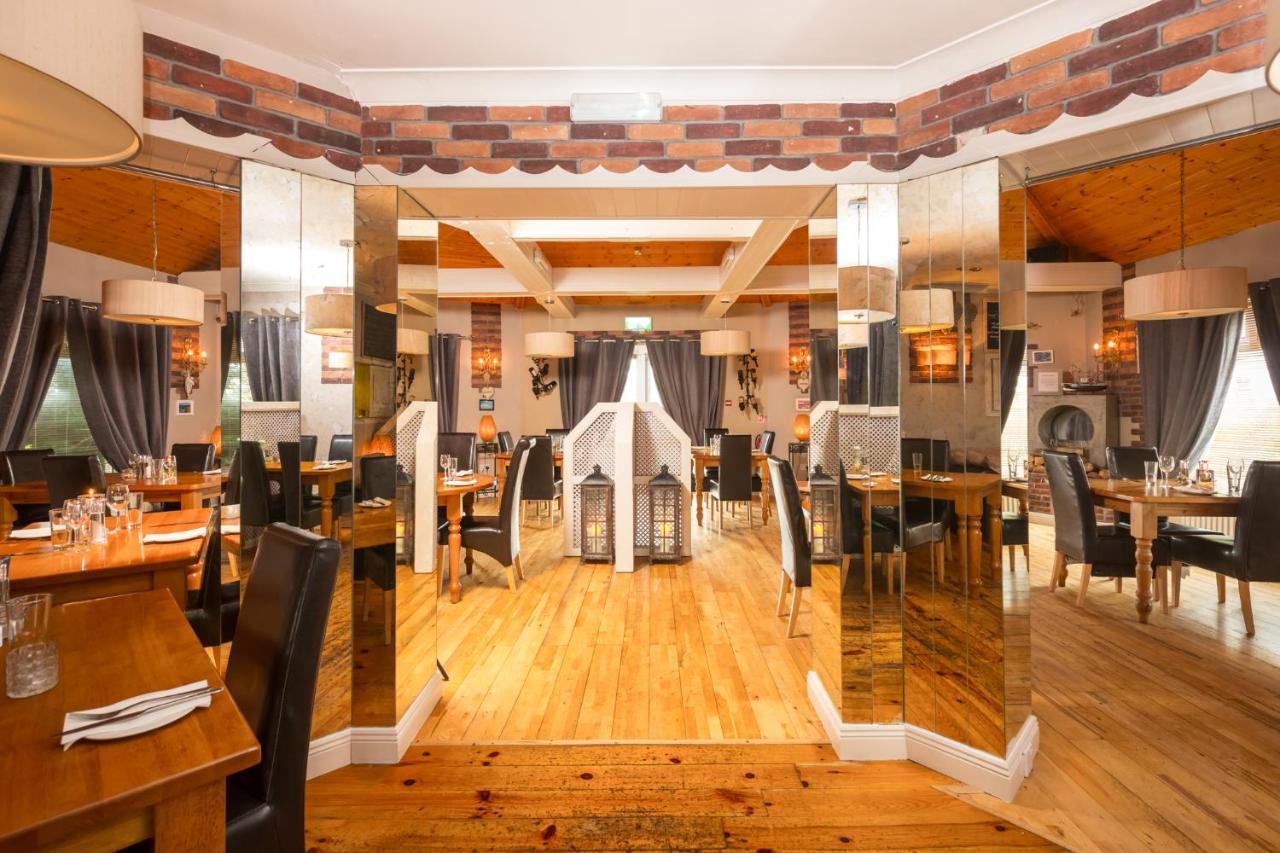Airport View Hotel And Secret Spa Lusk Екстер'єр фото